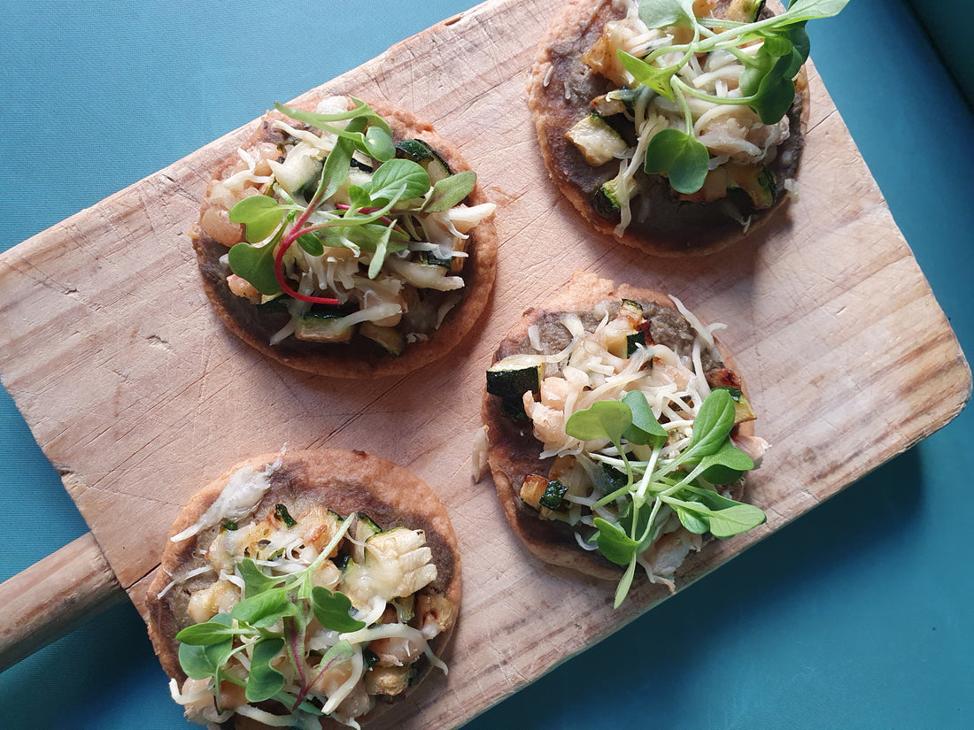 Ada Parellada cocina unas&nbsp;mini-pizzas de calabacín y judía blanca con base de paté de alcachofa es im-perfect®. Ideales para un aperitivo o una cena ligera.