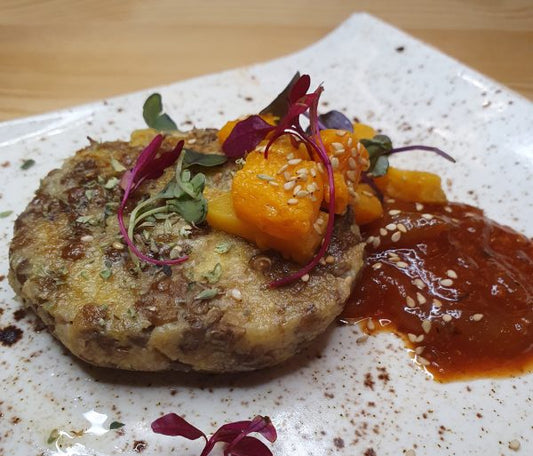 De la mano de Ada Parellada, os proponemos hacer un chutney con mermelada de pimiento rojo es im-perfect®; una receta con un sabor agridulce ideal para acompañar una hamburguesa vegetal de lentejas.